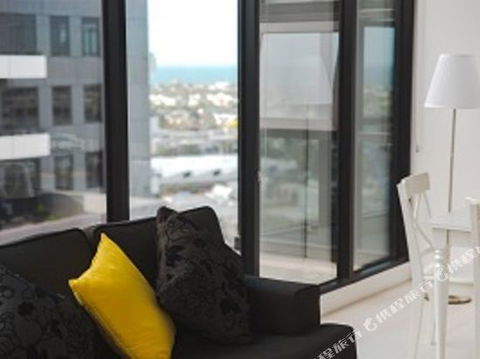 WaterFront Apartment - Holiday Cairns 4