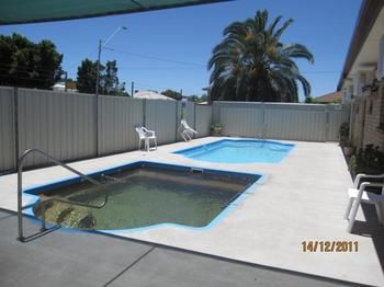 Dragon & Phoenix Motel - Holiday Cairns 1