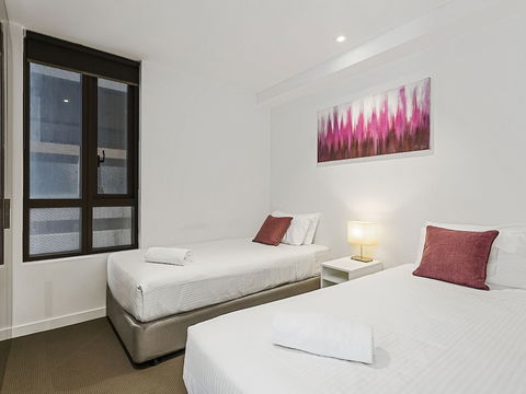 CHARLOTTE Manhatten Building Near Spencer St. & Southern Cross Station - Holiday Cairns 0