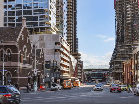 CHARLOTTE Manhatten Building Near Spencer St. & Southern Cross Station - Holiday Cairns 5