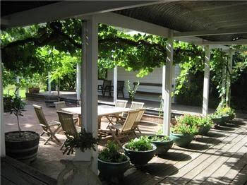 Avoca House & Cottage Accommodation - Holiday Cairns 0