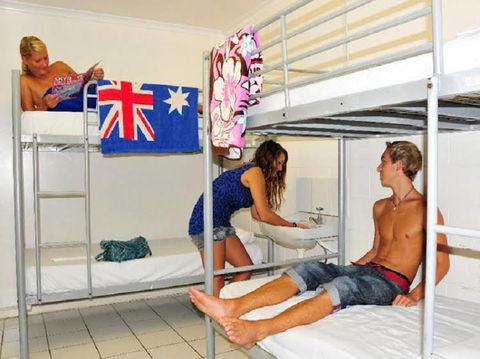 Flying Monkey Backpackers - Holiday Cairns 0