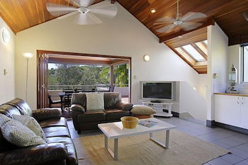 A PERFECT STAY - Clarkes Beach Villa - Holiday Cairns 0
