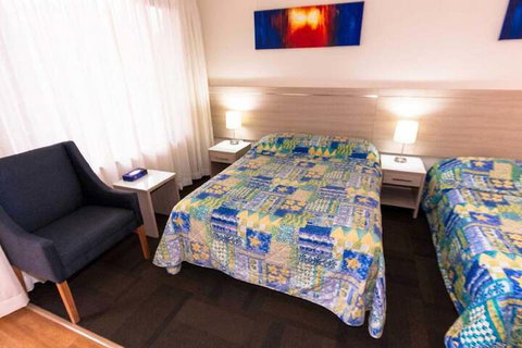 Bay Executive Motel - Holiday Cairns 2