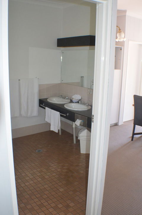 Deer Park Motor Inn - Holiday Cairns 5
