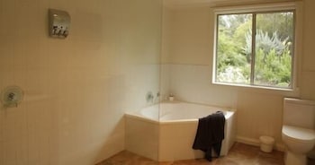 Wombat Hills Cottages - Holiday Cairns 6