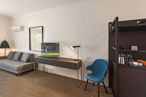 CKS Sydney Airport Hotel - Holiday Cairns 4