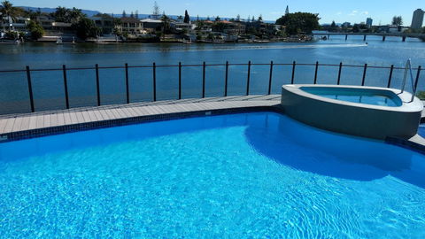 Silverton Holiday Apartments - Holiday Cairns 2