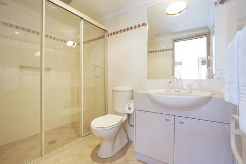 Lhotsky Apartments - Holiday Cairns 2