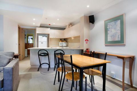 Lhotsky Apartments - Holiday Cairns 1