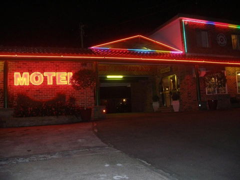 Mount Kuring-gai Motel - Holiday Cairns 0