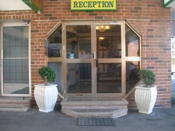 Mount Kuring-gai Motel - Holiday Cairns 2