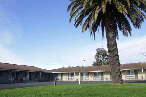 Golden Palms Motel - Holiday Cairns 6