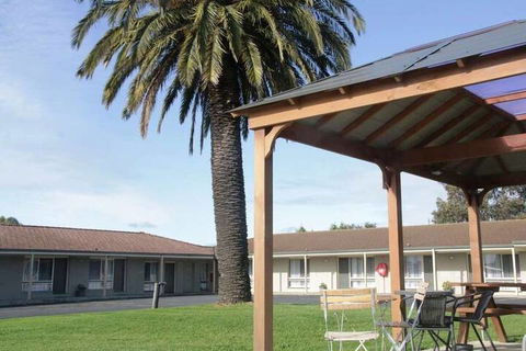 Golden Palms Motel - Holiday Cairns 3