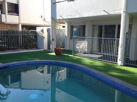 Noosa Parade Holiday Inn - Holiday Cairns 2