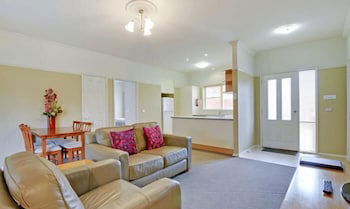 Traralgon Serviced Apartments - Holiday Cairns 2