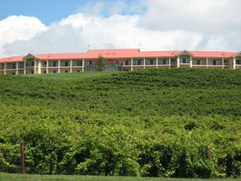 Turners Vineyard Motel And Function Centre - Holiday Cairns 0