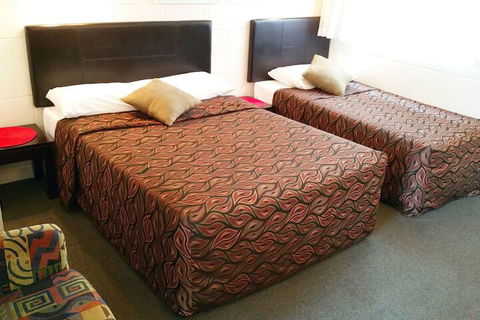 A & A Lodge Motel Emerald - Holiday Cairns 7
