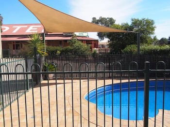 Golden Guitar Motor Inn - Holiday Cairns 0