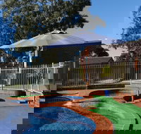 Golden Reef Motor Inn - Holiday Cairns