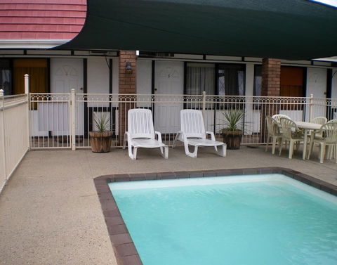 Tudor House Motel - Holiday Cairns 4