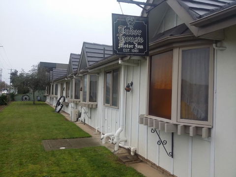 Tudor House Motel - Holiday Cairns 0