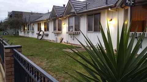 Tudor House Motel - Holiday Cairns 2