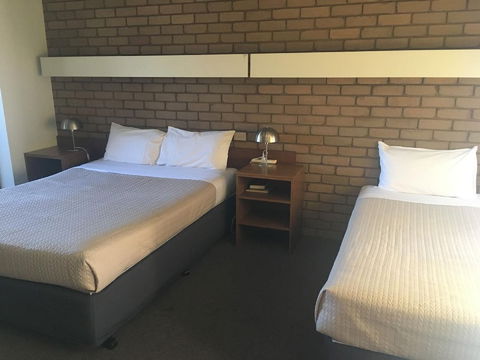 Tudor House Motel - Holiday Cairns 5