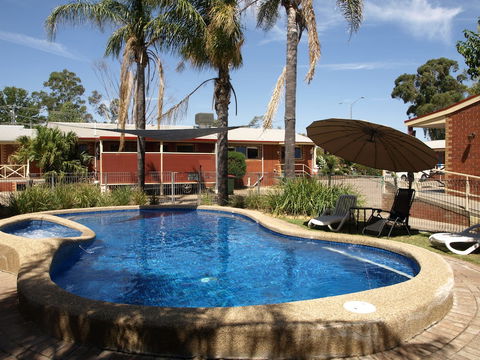 Old Coach Motor Inn - Holiday Cairns 3