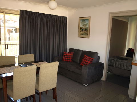 Old Coach Motor Inn - Holiday Cairns 4