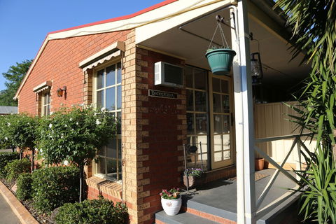 Old Coach Motor Inn - Holiday Cairns 0