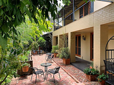 CocknBull Boutique Hotel - Holiday Cairns 4