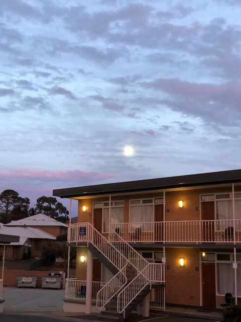 Queanbeyan Motel - Holiday Cairns 0