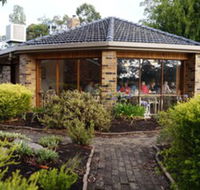 Magdala Motor Lodge  Lakeside Restaurant - Holiday Cairns