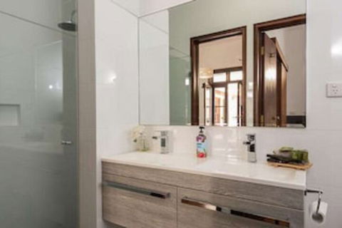 Fairway Manor Accommodation - Holiday Cairns 0