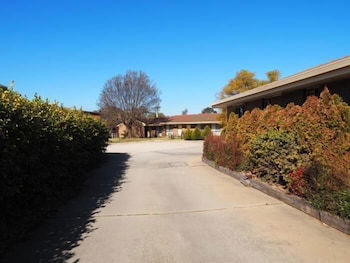 Jacaranda Motel & Holiday Units - Holiday Cairns 1