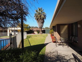 Jacaranda Motel & Holiday Units - Holiday Cairns 4