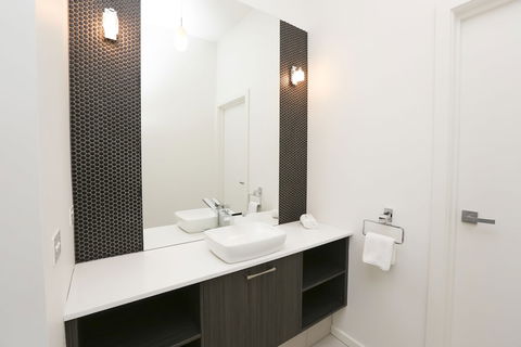 Indulge Apartments CBD - Holiday Cairns 6