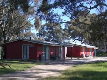 Clare Valley Cabins - Holiday Cairns 2