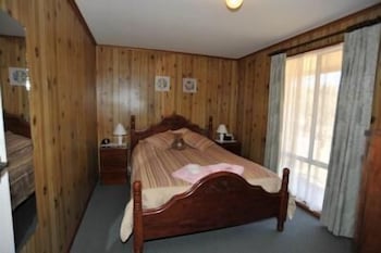 Clare Valley Cabins - Holiday Cairns 4