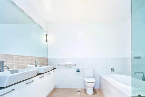 Breeze Beachfront Apartments - Holiday Cairns 3