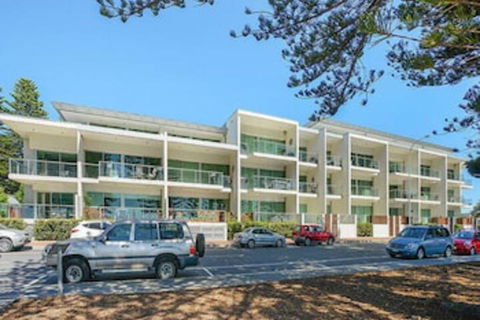 Breeze Beachfront Apartments - Holiday Cairns 0