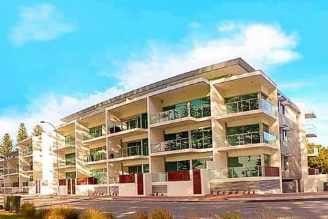 Breeze Beachfront Apartments - Holiday Cairns 1