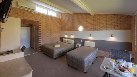 Tenterfield Motor Inn - Holiday Cairns 2