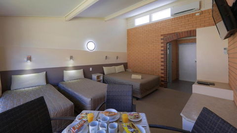 Tenterfield Motor Inn - Holiday Cairns 6