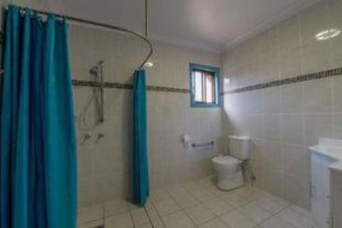 CBD Accommodation Tamworth - Holiday Cairns 0