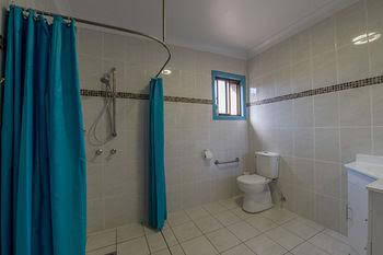 CBD Accommodation Tamworth - Holiday Cairns 1