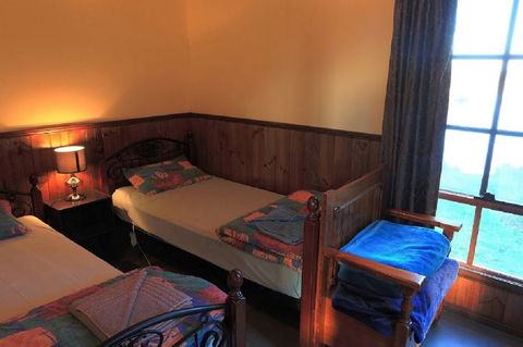 Stanley Lakeside Spa Cabins - Holiday Cairns 0