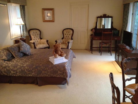 Highwood Park B & B Guest Lodge - Holiday Cairns 4