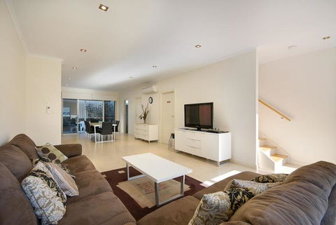 The Block Views Apartments Victor Harbor - Holiday Cairns 2
